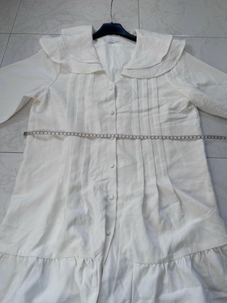 Vestido blanco con cuello babydoll