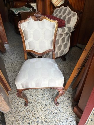 Silla tapizada estilo clásico