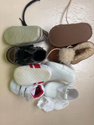 4 pares calzado bebé: zapatillas, botitas