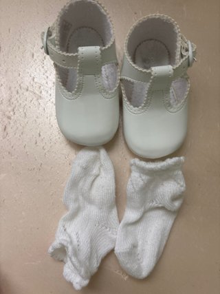 4 pares calzado bebé: zapatillas, botitas