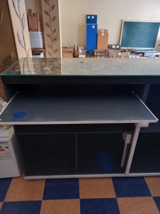Mostrador madera y cristal adaptado PC