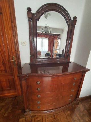 Cómoda de madera con espejo