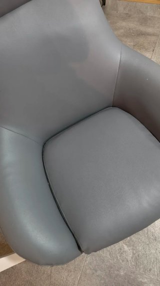 Sillón de piel gris