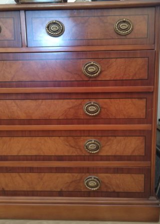 Cómoda de madera con tiradores dorados