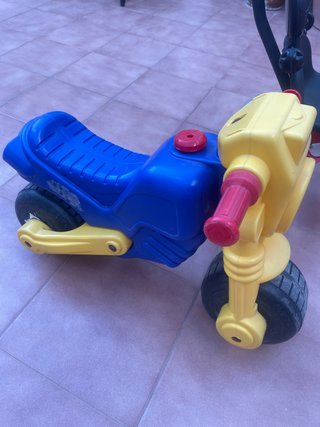 Moto infantil azul y amarilla
