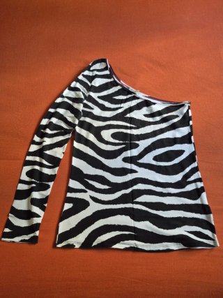Camiseta negra con lunares