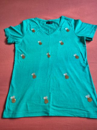 Camiseta negra con lunares