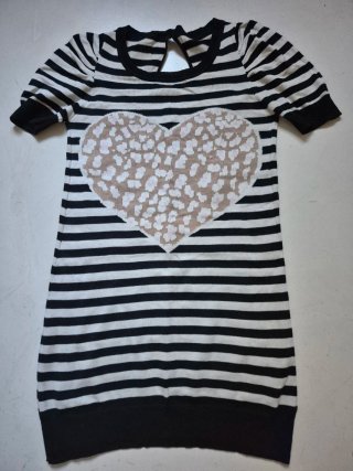 Camiseta negra con lunares