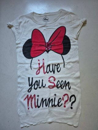 Camiseta negra con lunares