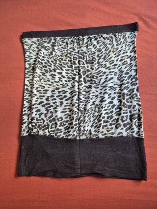 Camiseta negra con lunares