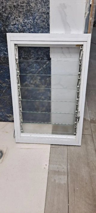 Ventana de aluminio con lamas de cristal
