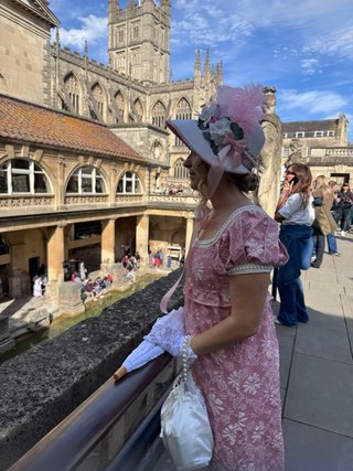 Sombrero época regencia rosa
