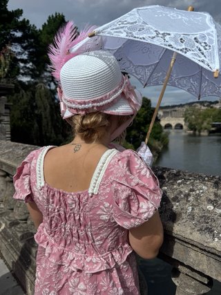 Sombrero época regencia rosa