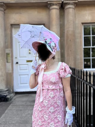 Sombrero época regencia rosa