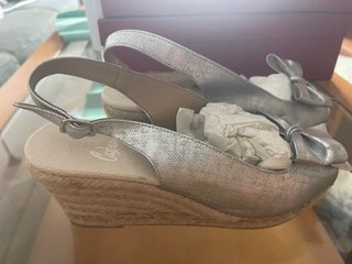 Sandalias cuña esparto plateadas Castañer