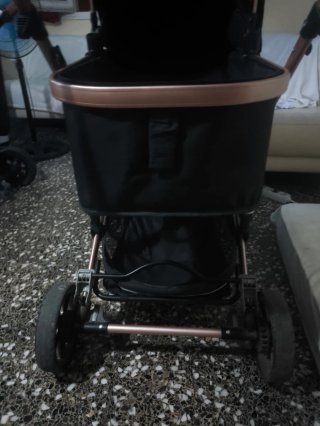 Carrito de bebé con cuco