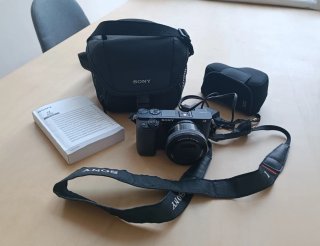 Cámara Sony A6000 con objetivo + Accesorios