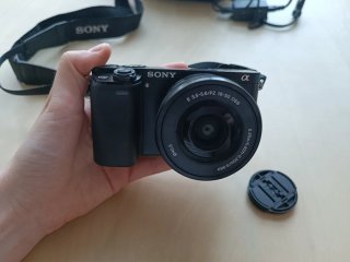 Cámara Sony A6000 con objetivo + Accesorios