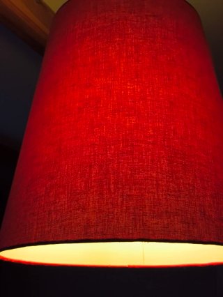 Lámpara colgante Ikea . Tela roja.