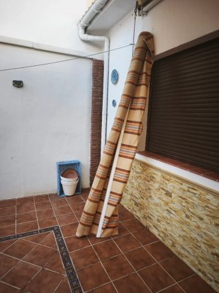 Toldo de tela beige y naranja