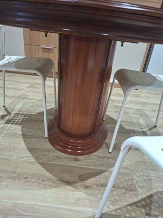 Mesa redonda de madera extensible.