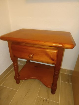 Mesita de noche de madera