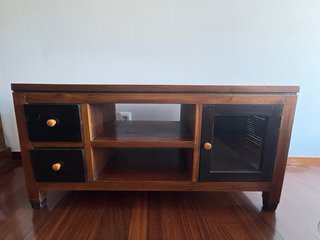 Mueble bajo de madera con cajones y puerta