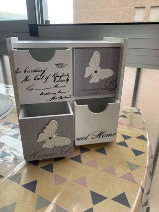 Caja de madera con 4 cajones decorada
