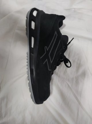 Zapatillas de seguridad negras y grises