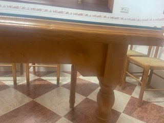Mesa de comedor de madera y cristal