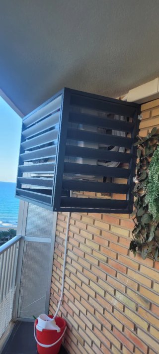 Panel embellecedor aire acondicionado gris