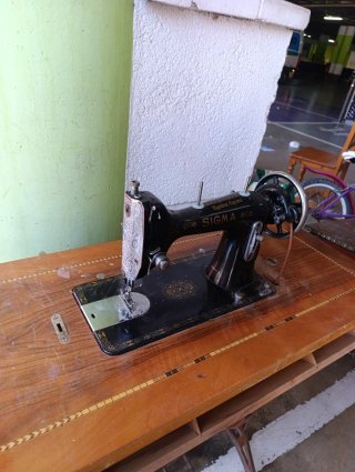Máquina de coser Sigma antigua