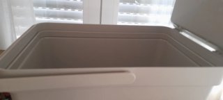Cubo de basura gris de plástico