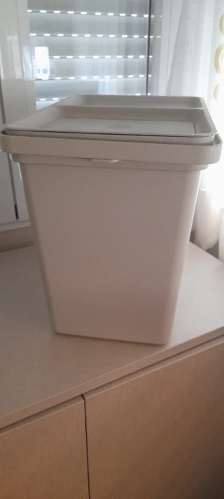 Cubo de basura gris de plástico