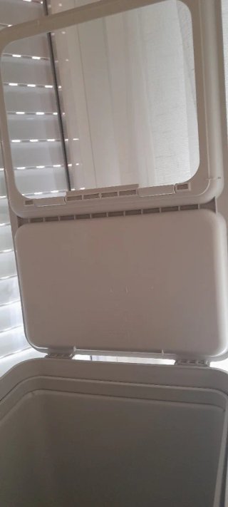 Cubo de basura gris de plástico