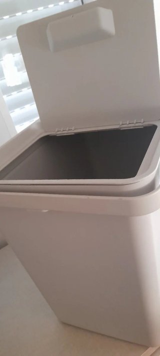 Cubo de basura gris de plástico