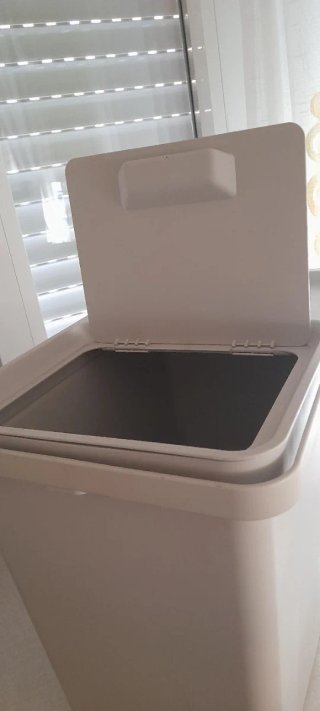 Cubo de basura gris de plástico