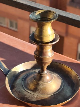 Lotto di 6 Antichi Candelabri in Ottone Palmatorie