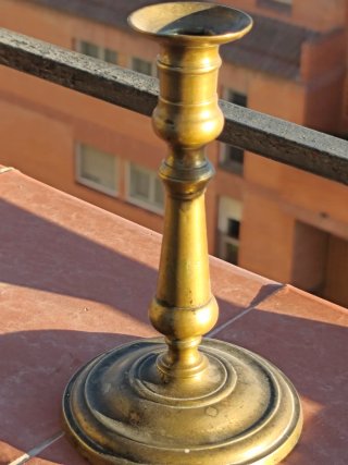 Lotto di 6 Antichi Candelabri in Ottone Palmatorie