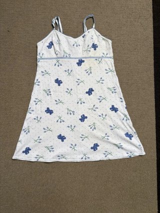 Camisón blanco con estampado floral azul