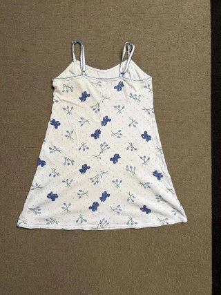 Camisón blanco con estampado floral azul