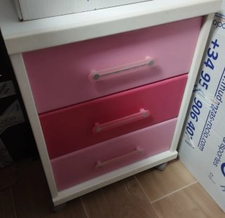Mesita de noche blanca y rosa