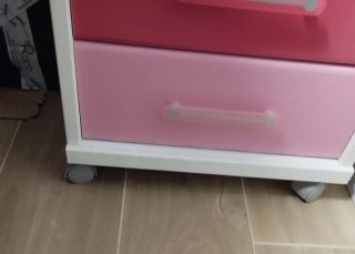 Mesita de noche blanca y rosa