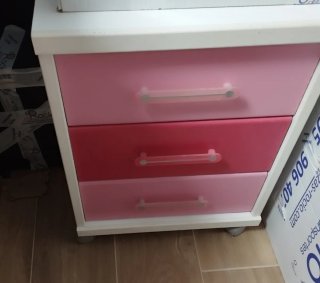 Mesita de noche blanca y rosa