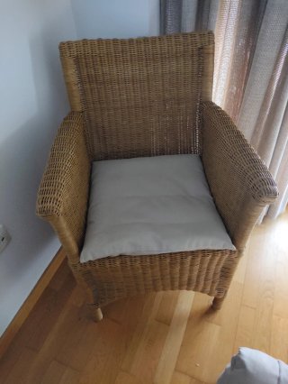 Sillón de mimbre beige y marrón