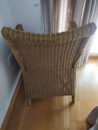 Sillón de mimbre beige y marrón