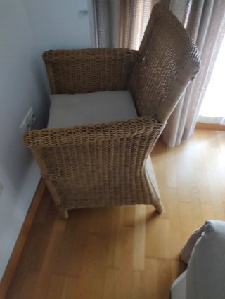 Sillón de mimbre beige y marrón