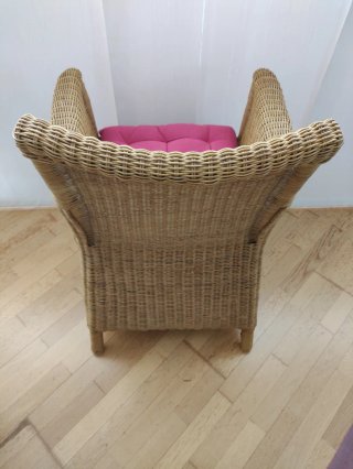 Sillón de mimbre beige y marrón
