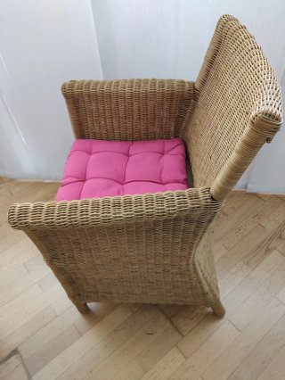 Sillón de mimbre beige y marrón