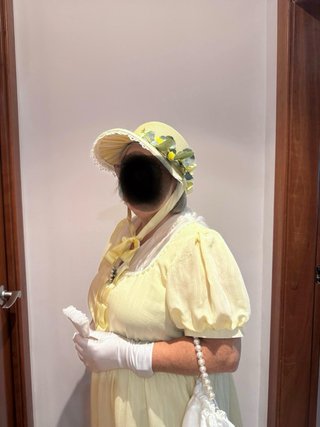 Sombrero época regencia amarillo con flores